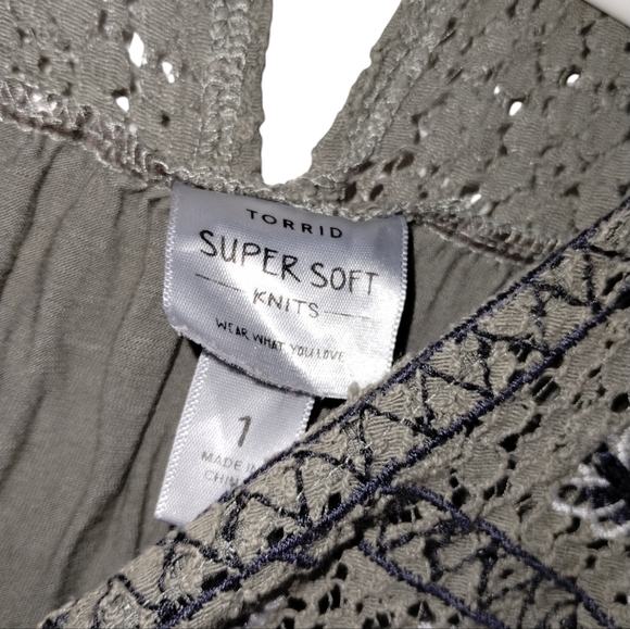 Torrid Size 1X Short Sleeve Shirt - Picture 5 of 5